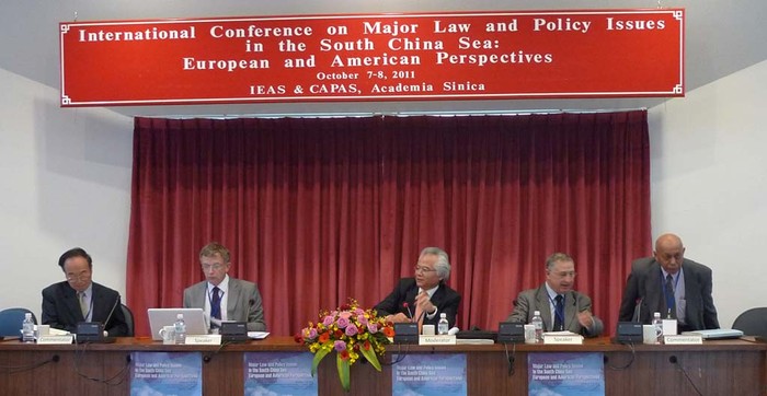 Ngô Sĩ Tồn (chính giữa) tham dự một hội thảo quốc tế về Biển Đông tổ chức ở Đài Loan năm 2011